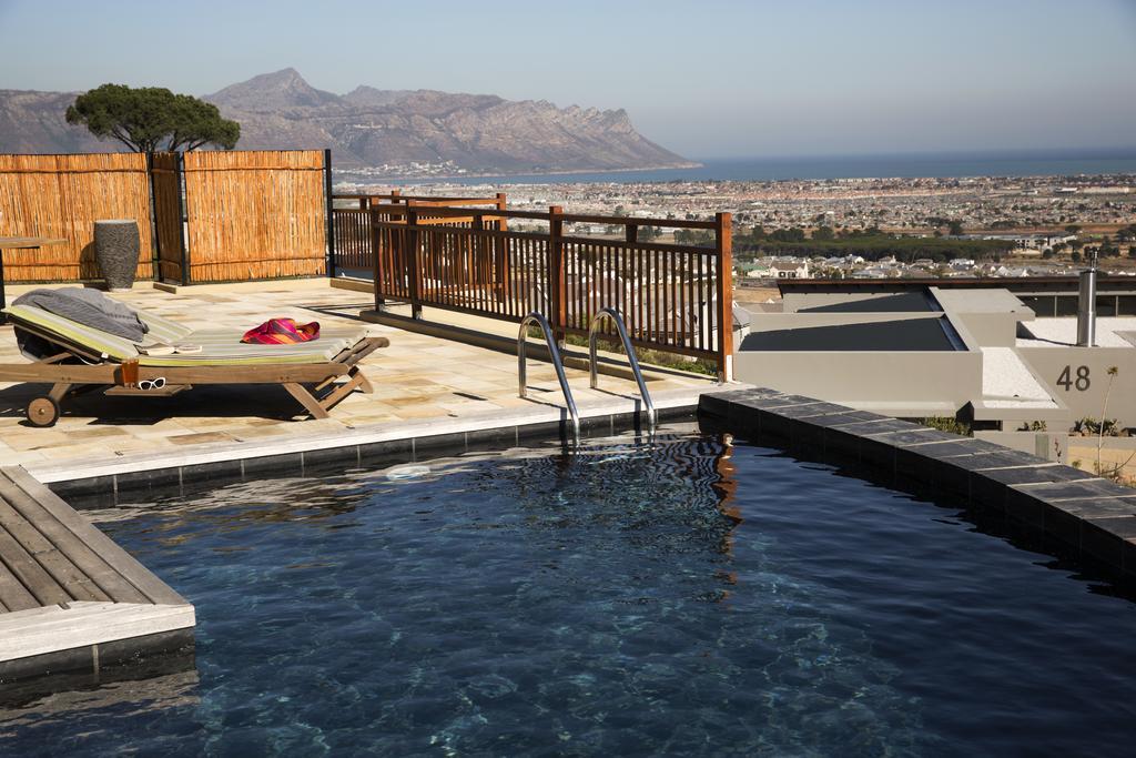 43 On Sandstone Somerset West Rum bild